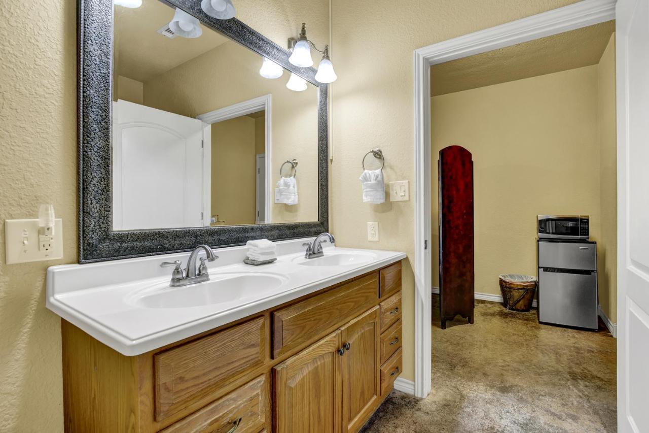 Romantic Oasis With Hot Tub Near Fred And Wineries! Fredericksburg Exteriér fotografie