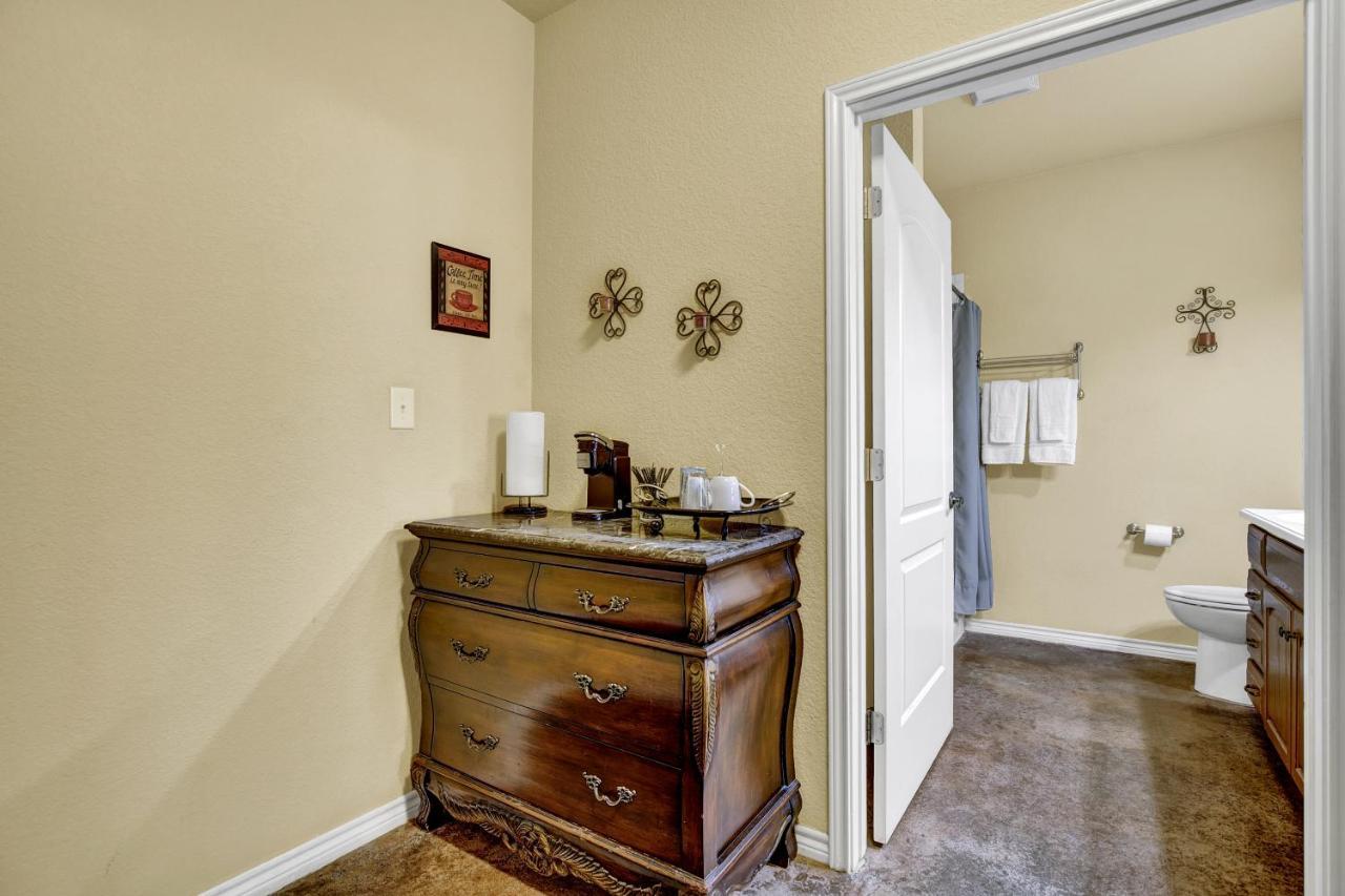 Romantic Oasis With Hot Tub Near Fred And Wineries! Fredericksburg Exteriér fotografie