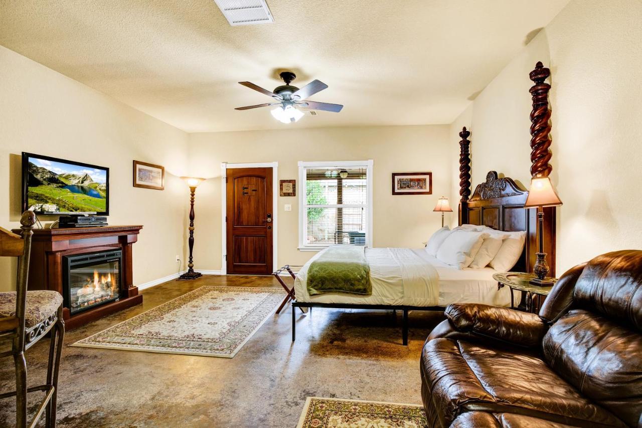 Romantic Oasis With Hot Tub Near Fred And Wineries! Fredericksburg Exteriér fotografie