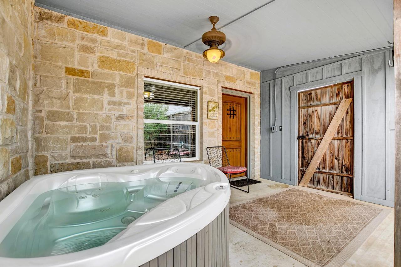 Romantic Oasis With Hot Tub Near Fred And Wineries! Fredericksburg Exteriér fotografie