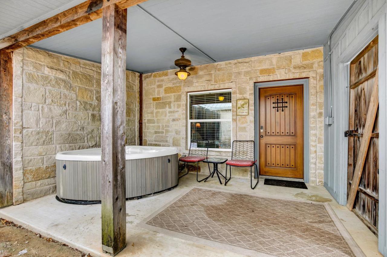 Romantic Oasis With Hot Tub Near Fred And Wineries! Fredericksburg Exteriér fotografie